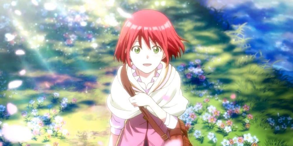 Shirayuki sorrindo e olhando para o céu em um campo de flores em Branca de Neve com o Cabelo Ruivo.