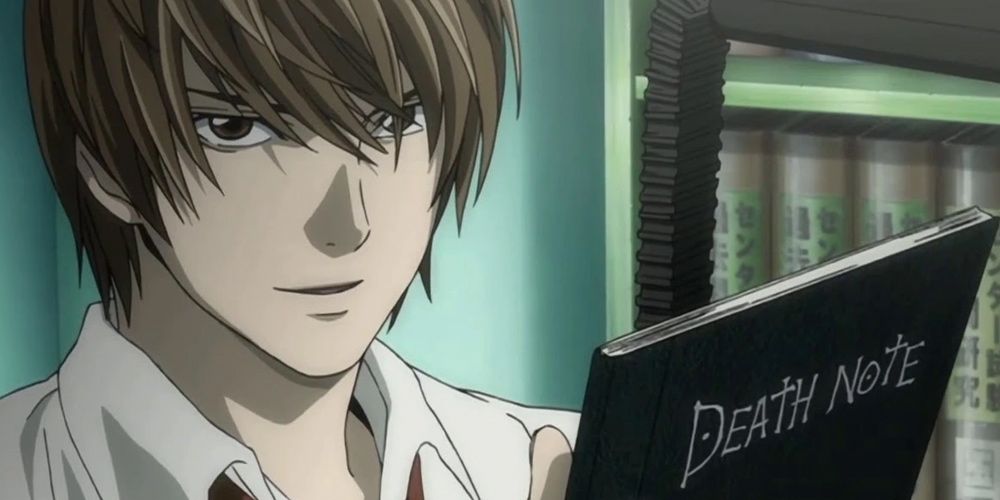 Light Yagami segura o caderno em Death Note