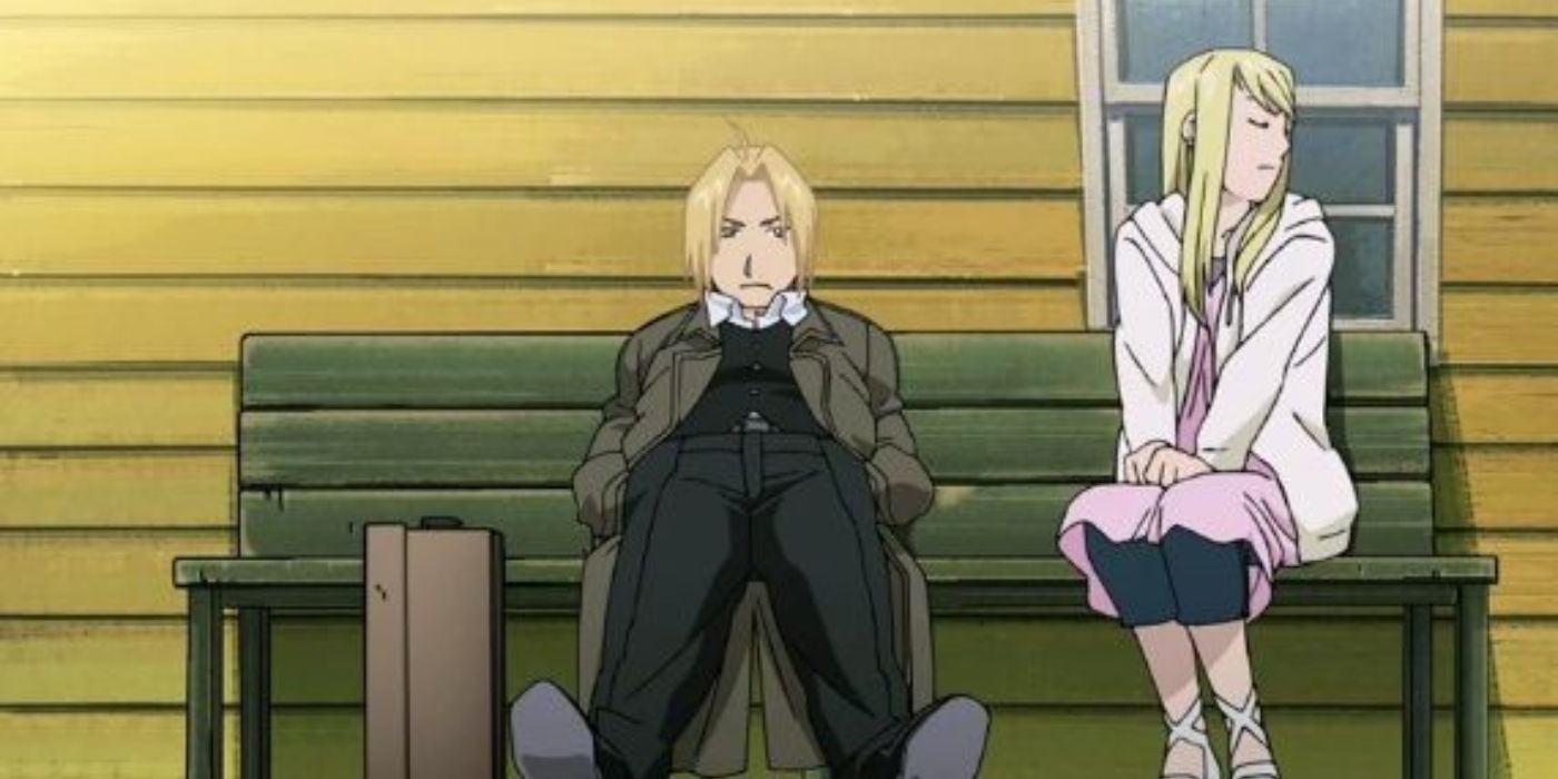 Edward Elric e Winry Rockbell sentados em um banco esperando o trem em Fullmetal Alchemist: Brotherhood. 